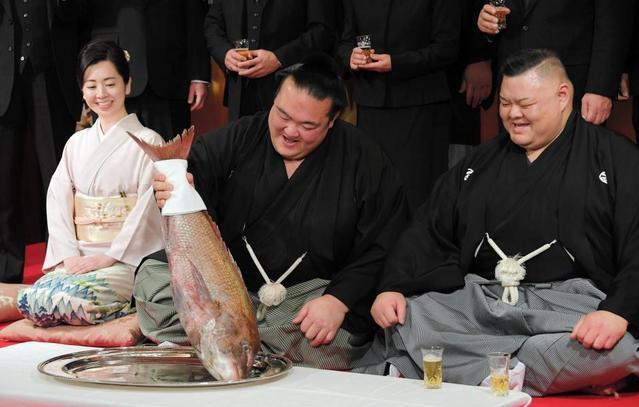 稀勢の里は結婚してる 嫁は琴美さん 画像は 荒磯親方 日本人力士 横綱への道